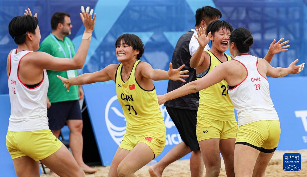 新华社记者, 会沙滩手球, 在赛后庆祝 新华社记者, 会沙滩手球, 在赛后庆祝