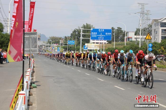 上划出流畅, 赛道串联起 上划出流畅, 赛道串联起